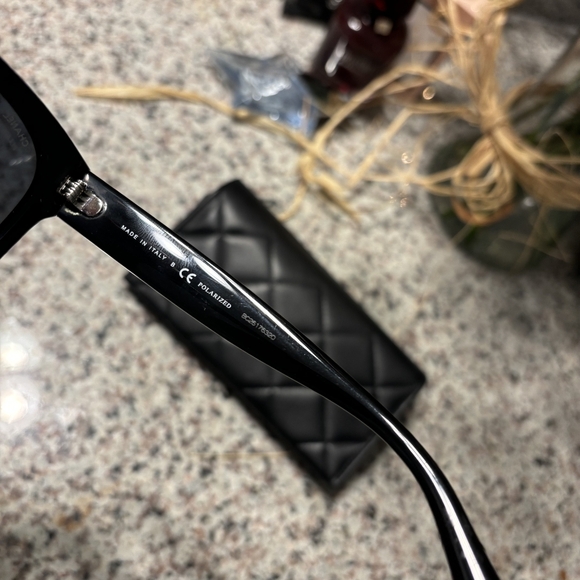 Authentic Chanel sunglasses with case - Picture 5 of 7